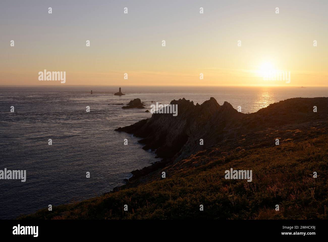 Pointe du Raz und Leuchtturm Phare de la Vieille bei Sonnenuntergang, Cap Sizun, Département Finistere, Bretagne, Frankreich Stockfoto