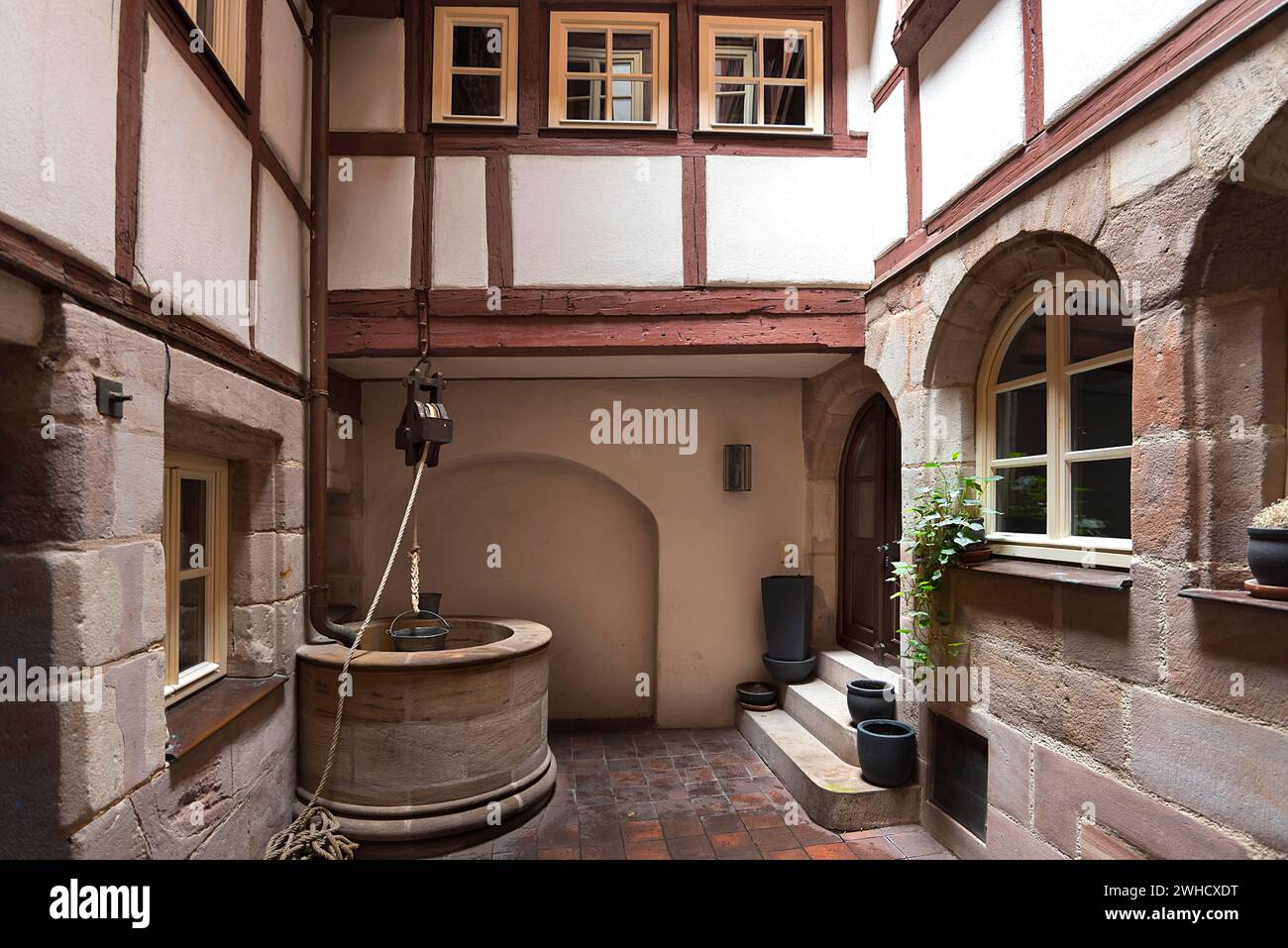 Mittelalterliche Anziehungspunkte in einem alten Innenhof im historischen Stadtzentrum, Nürnberg, Mittelfranken, Bayern, Deutschland Stockfoto