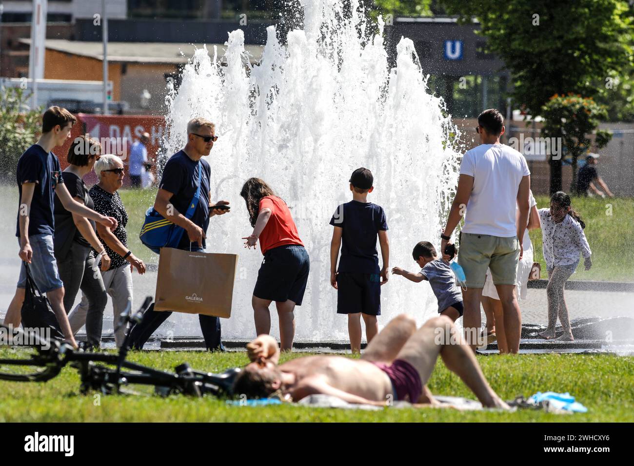 Menschen, die das Sommerwetter im Berliner Lustgarten genießen, 06/2021 Stockfoto