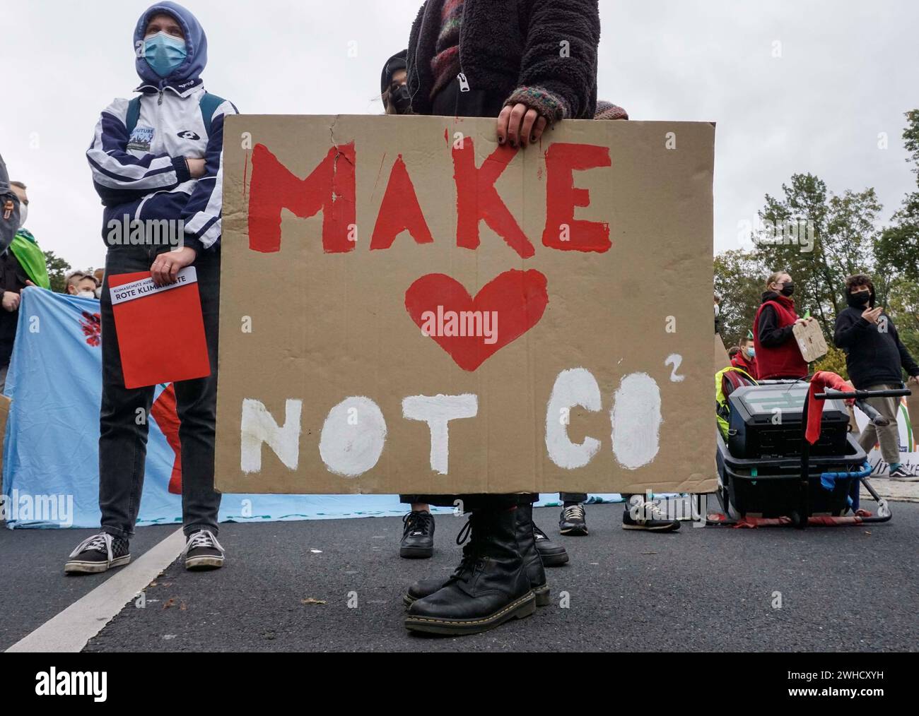 Demonstration mit Poster Make love, not CO2, Klimaschutzinitiative Fridays for Future unter dem Motto You leave US no choice, Berlin, 22 Stockfoto