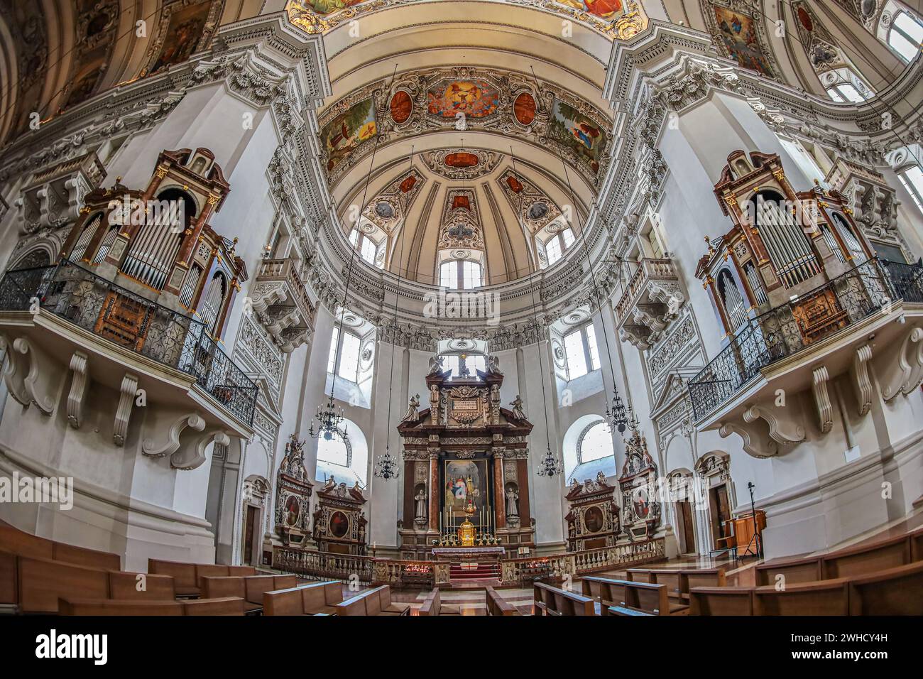 SALZBURG, ÖSTERREICH - 27. APRIL 2023: Innenraum des mittelalterlichen Salzburger Doms, des Barockdoms aus dem 17. Jahrhundert, der St. Rupert und S. gewidmet ist Stockfoto