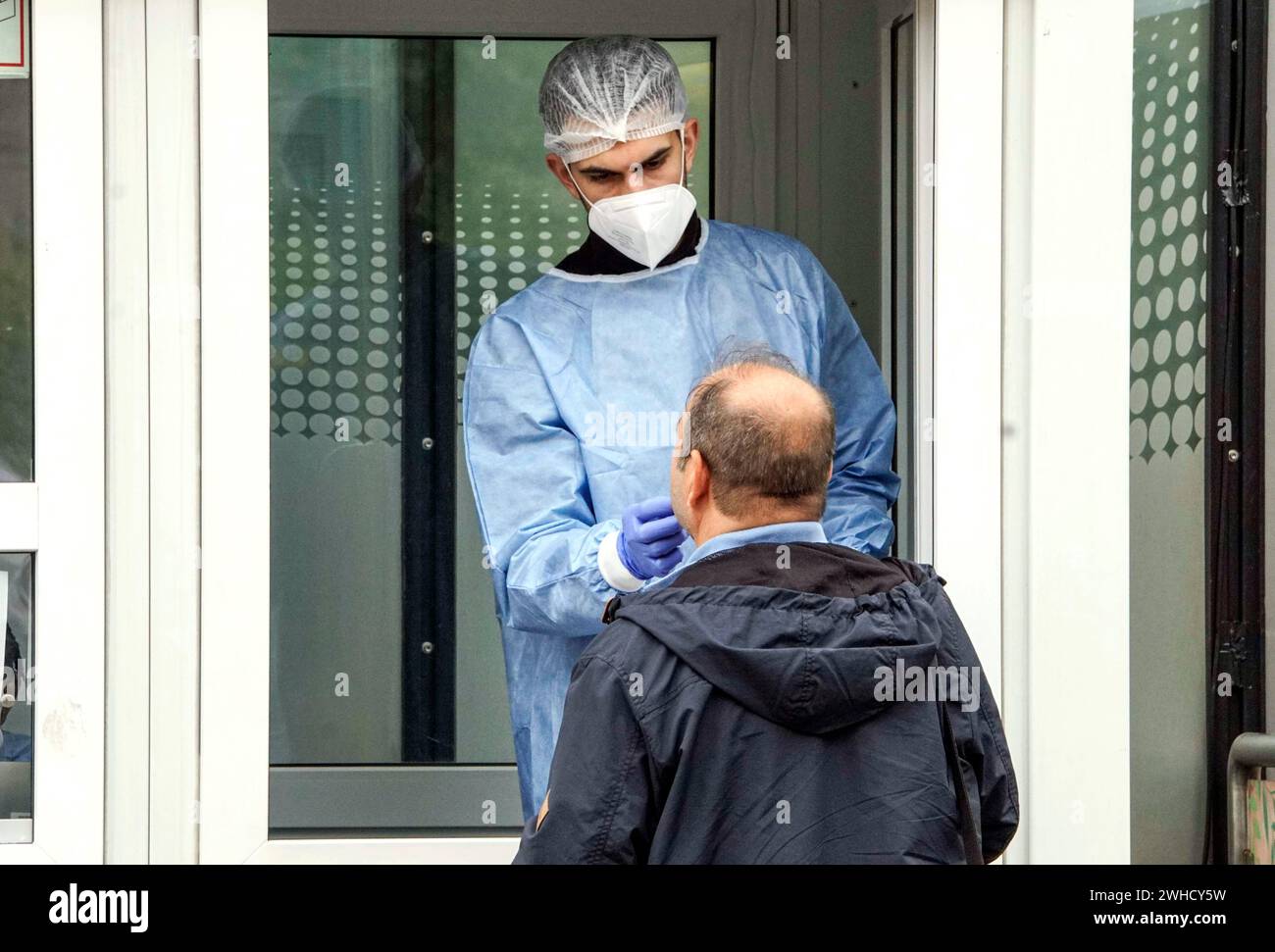 Ein Mann wird an einer Coronavirus-Schnellteststation, Berlin, 21/09/2021, auf das Coronavirus getestet Stockfoto