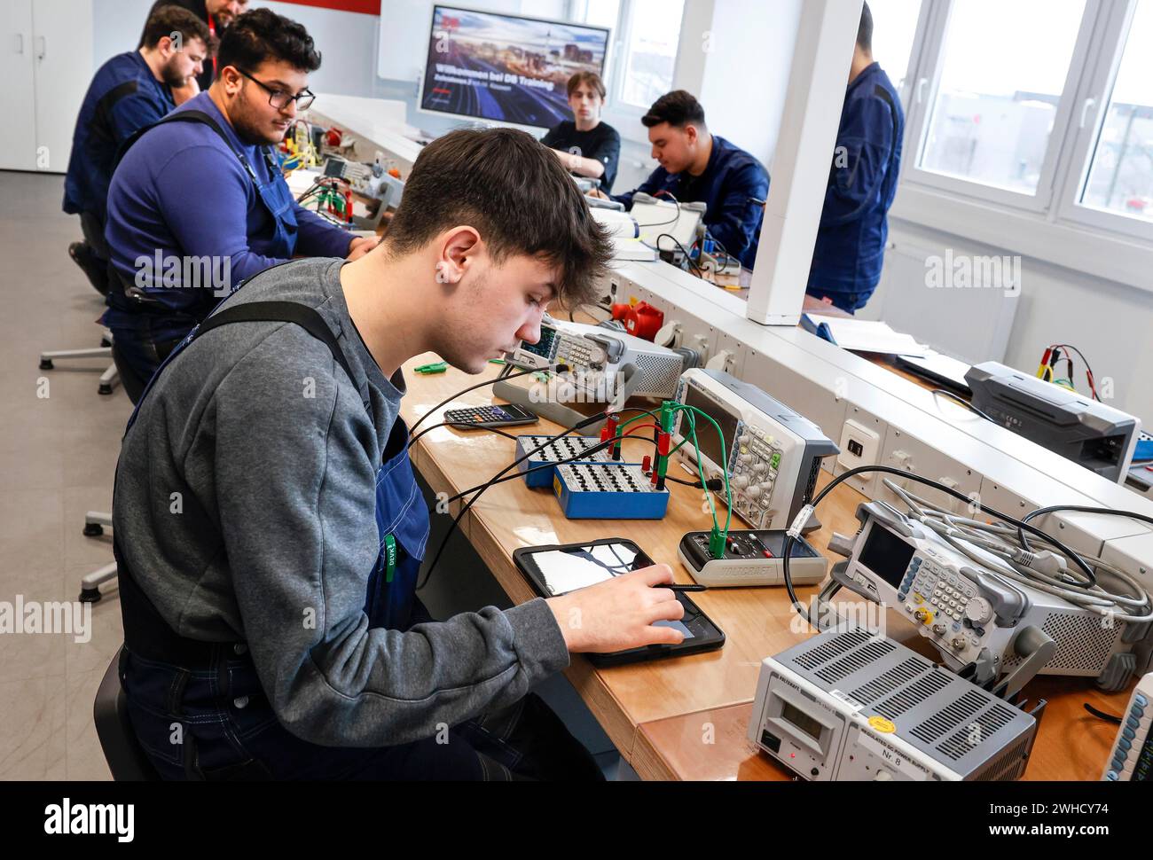 Auszubildende in einem Ausbildungszentrum der Deutschen Bahn für industrielle und technische Berufe, Berlin, 02/2024 Stockfoto