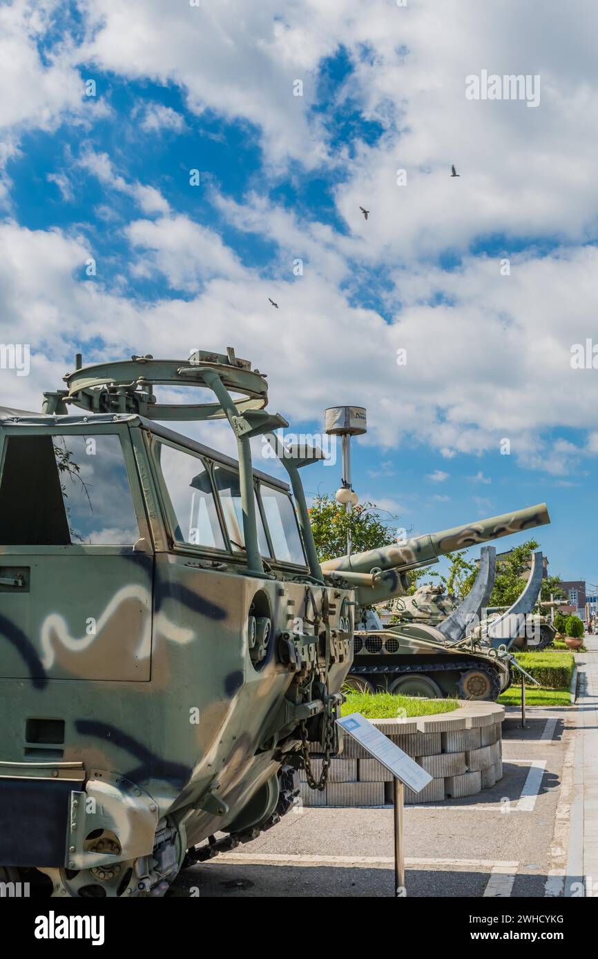Perspektivische Ansicht von Militärfahrzeugen, die im Park am Meer in Seosan, Südkorea, ausgestellt werden Stockfoto