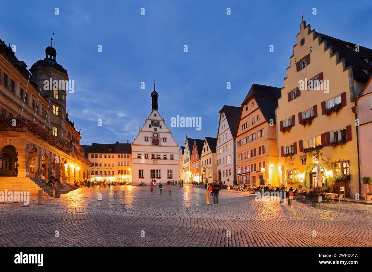 Marktplatz mit Ratstrinkstube, Restaurants und Geschäften, Rothenburg ob der Tauber, Mittelfranken, Bayern, Deutschland Stockfoto