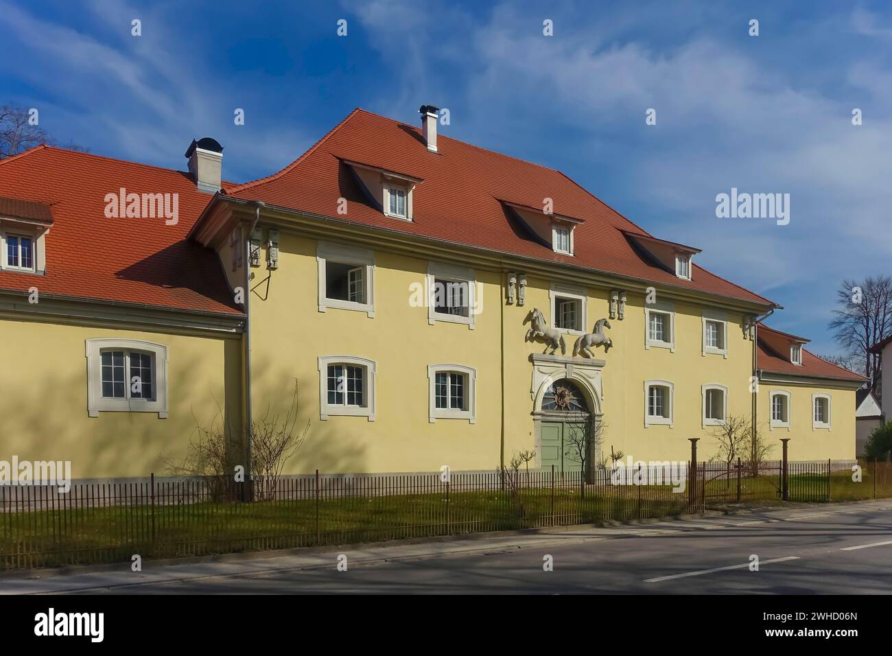 Ehemaliges Kutschenhaus, zweigeschossiges Kutschenhaus von 1825 in der Nähe des Schlossparks, heute Feuerwache der Freiwilligen Feuerwehr Krauchenwies Fürst Stockfoto