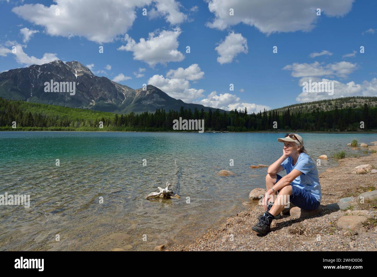 Wanderer, die sich am Seeufer, Patricia Lake, Jasper National Park, Alberta, Kanada ausruhen Stockfoto