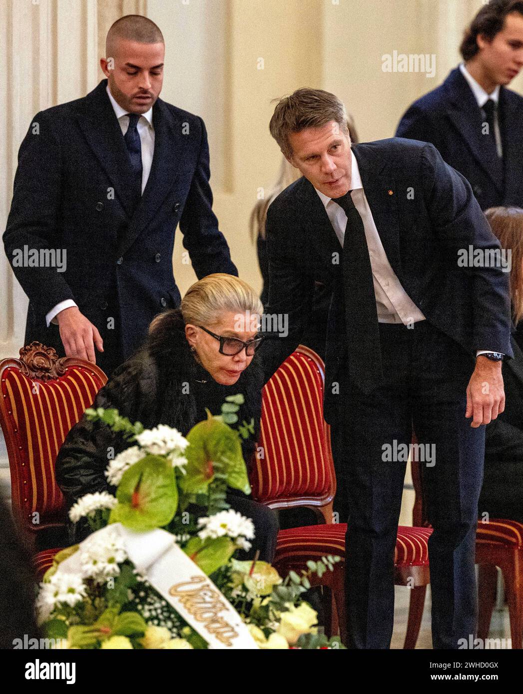 Turin, Italien. Februar 2024. Prinzessin Marina Ricolfi Doria von Savoyen und Prinz Emanuele Filiberto von Savoyen und Leiter des Königshauses in der Kapelle Sant Uberto in Turin, am 09. Februar 2024 liegt der Sarg von Prinz Vittorio Emanuele von Savoyen in der Staatslage (12-2-1937 – 3-2-2024), der letzte Kronprinz von Italien wird vor dem Altar aufgestellt, der durch den königlichen Standard abgedeckt ist, wobei die Mitglieder des Königlichen Familienkredits Albert Nieboer/Niederlande OUT/Point de Vue OUT/dpa/Alamy Live News anwesend sind Stockfoto