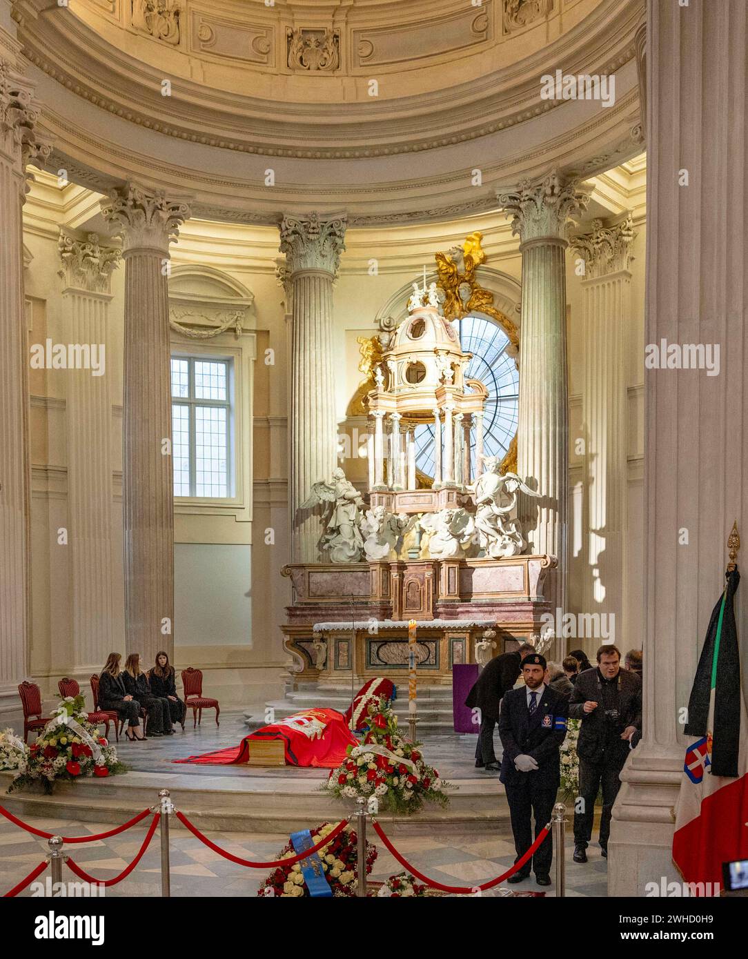 Turin, Italien. Februar 2024. Clotilde, Prinzessin Prinzessin von Venedig und Piemont Prinzessin Vittoria von Savoyen Prinzessin Luisa von Savoyen in der Kapelle Sant Uberto in Turin, am 09. Februar 2024 liegt der Sarg von Prinz Vittorio Emanuele von Savoyen in der Staatlichen (12-2-1937 – 3-2-2024), der letzte Kronprinz von Italien, wird vor dem Altar aufgestellt, mit dem königlichen Standard abgedeckt, in Anwesenheit der Mitglieder des Königlichen Familienkredits: Albert Nieboer/Niederlande OUT/Point de Vue OUT/dpa/Alamy Live News Stockfoto