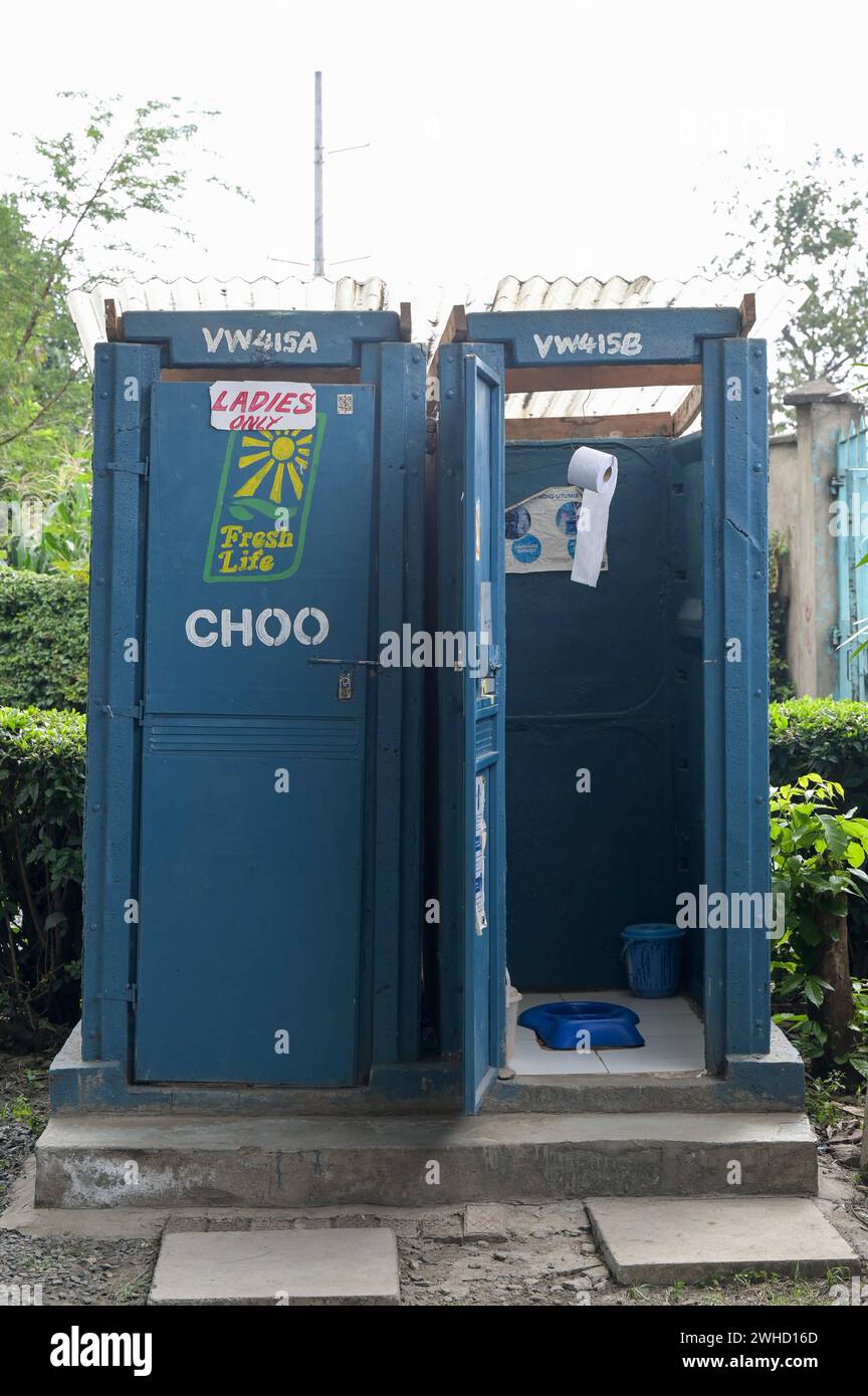 KENIA, Nairobi, Slum Mukuru, Fresh Life Choo Toiletten geben Slumbewohnern Zugang zum grundlegenden Menschenrecht auf gute Sanitärversorgung / KENIA, Nairobi, Slum Mukuru, Fresh Life Choo Toiletten System für Slumbewohner Stockfoto