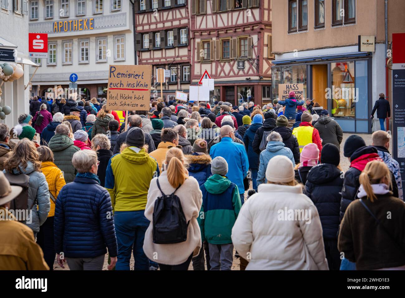 Dichte Menschenmenge bei einer Demonstration auf einer Stadtstraße, gegen die Rechte Demo, Nagold, Schwarzwald, Deutschland Stockfoto