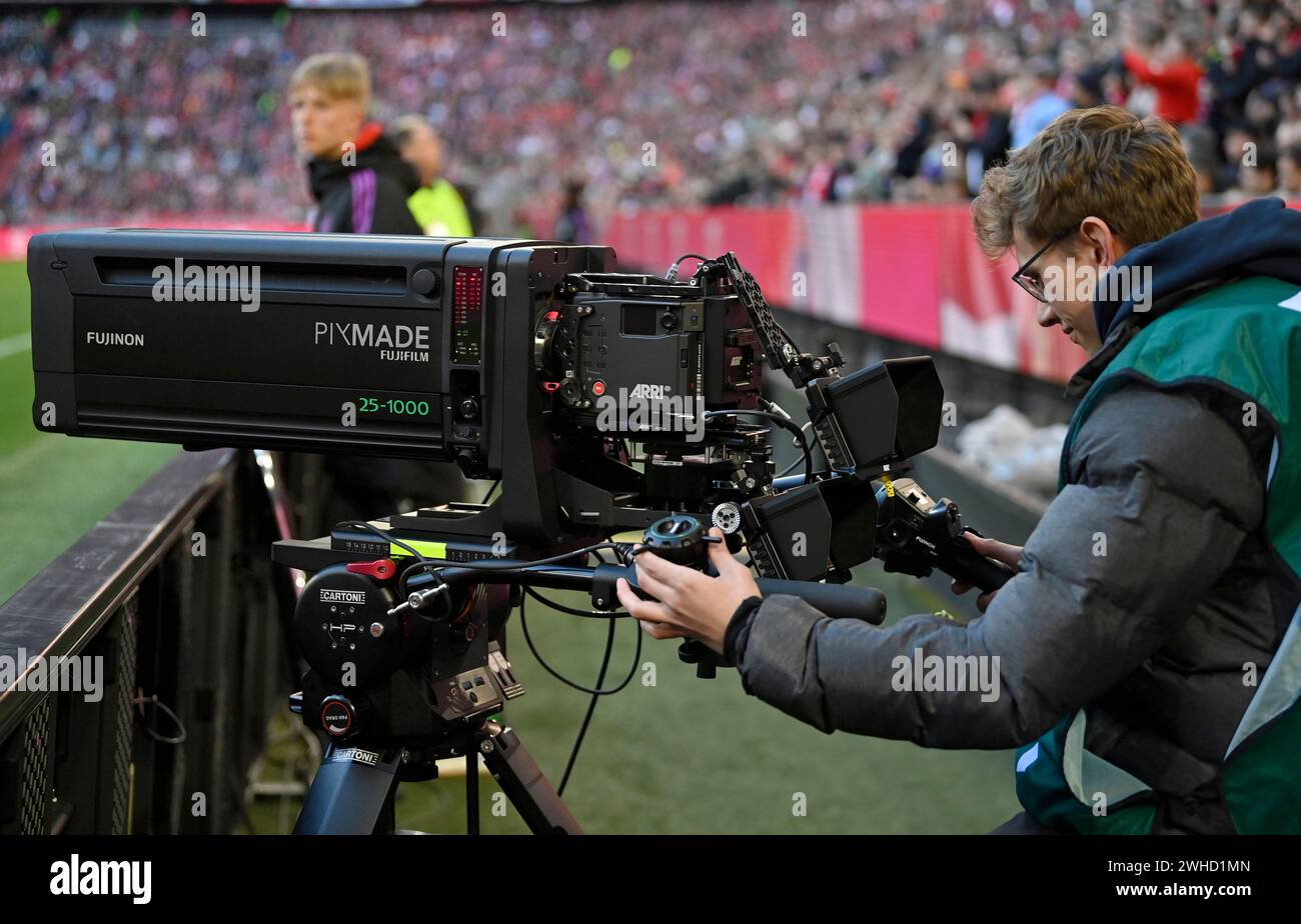 ARRI TV-Kamera von PIXMADE für besondere Aufgaben mit Fujinon 25-1000mm Zoomobjektiv, Kameramann, Allianz Arena, München, Bayern, Deutschland Stockfoto