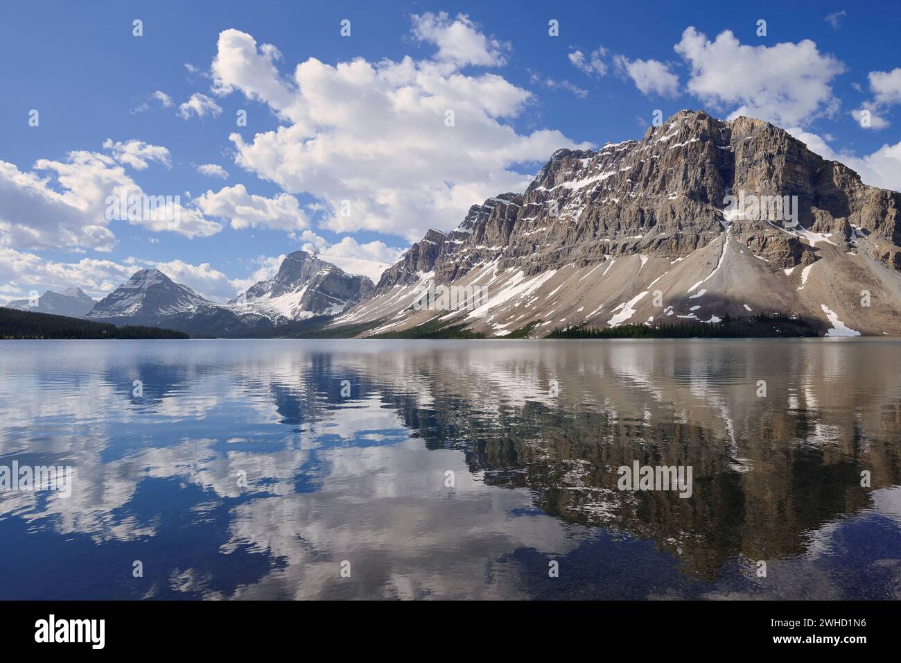 Bow Lake und Crowfoot Mountain, Icefields Parkway, Banff National Park, Alberta, Kanada Stockfoto