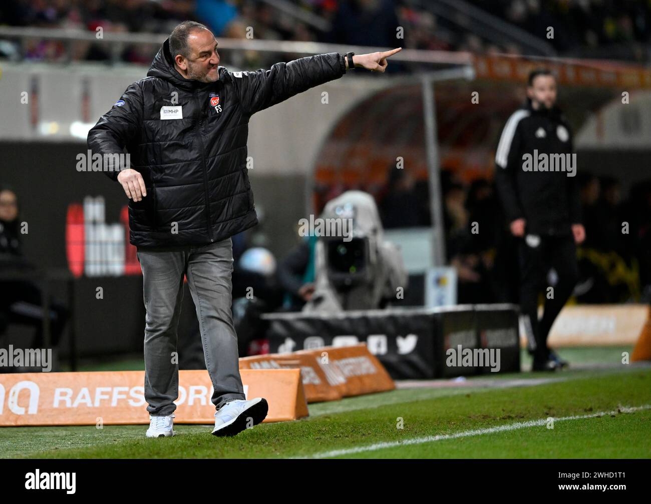 Trainer Frank Schmidt 1. FC Heidenheim 1846 FCH Geste, Geste, an der Seitenlinie Voith-Arena, Heidenheim, Baden-Württemberg, Deutschland Stockfoto