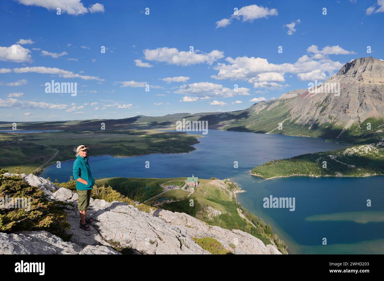 Frau am Aussichtspunkt Bear's Hump mit Blick auf das Prince of Wales Hotel und Middle Waterton Lake, Mount Crandell, Waterton Lakes National Park, Alberta, Kanada Stockfoto