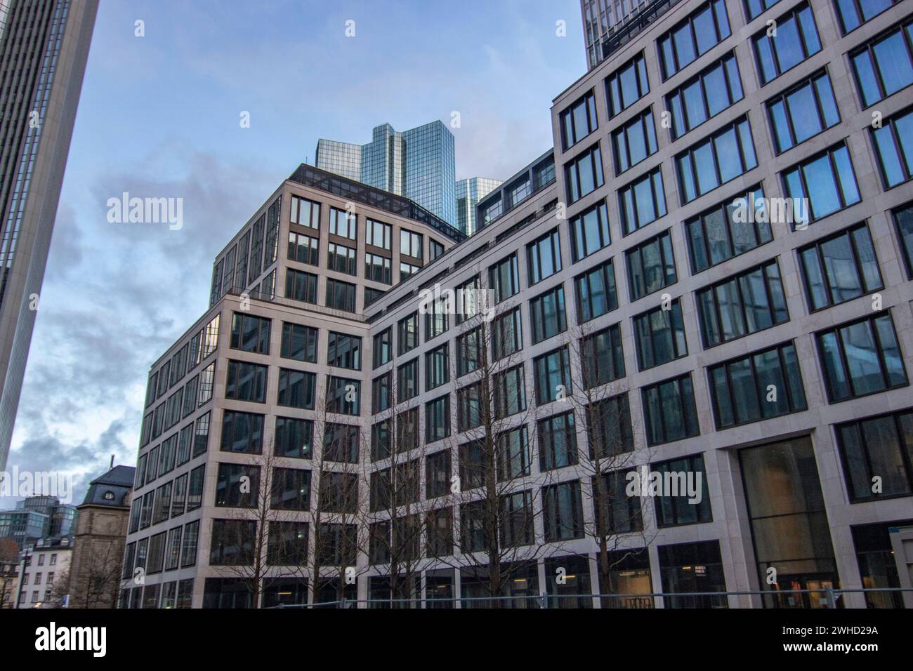 Stadtfoto, moderne Gebäude im Finanzzentrum. Wolkenkratzer und Straßenschluchten in einer Stadt. Das Stadtzentrum am Morgen in Frankfurt am Main Stockfoto
