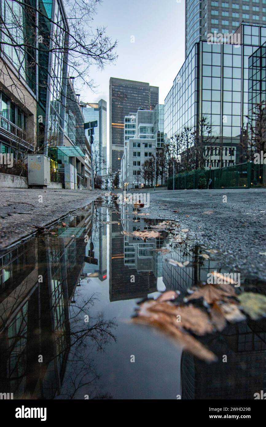 Stadtfoto, moderne Gebäude im Finanzzentrum. Wolkenkratzer und Straßenschluchten in einer Stadt. Das Stadtzentrum am Morgen in Frankfurt am Main Stockfoto