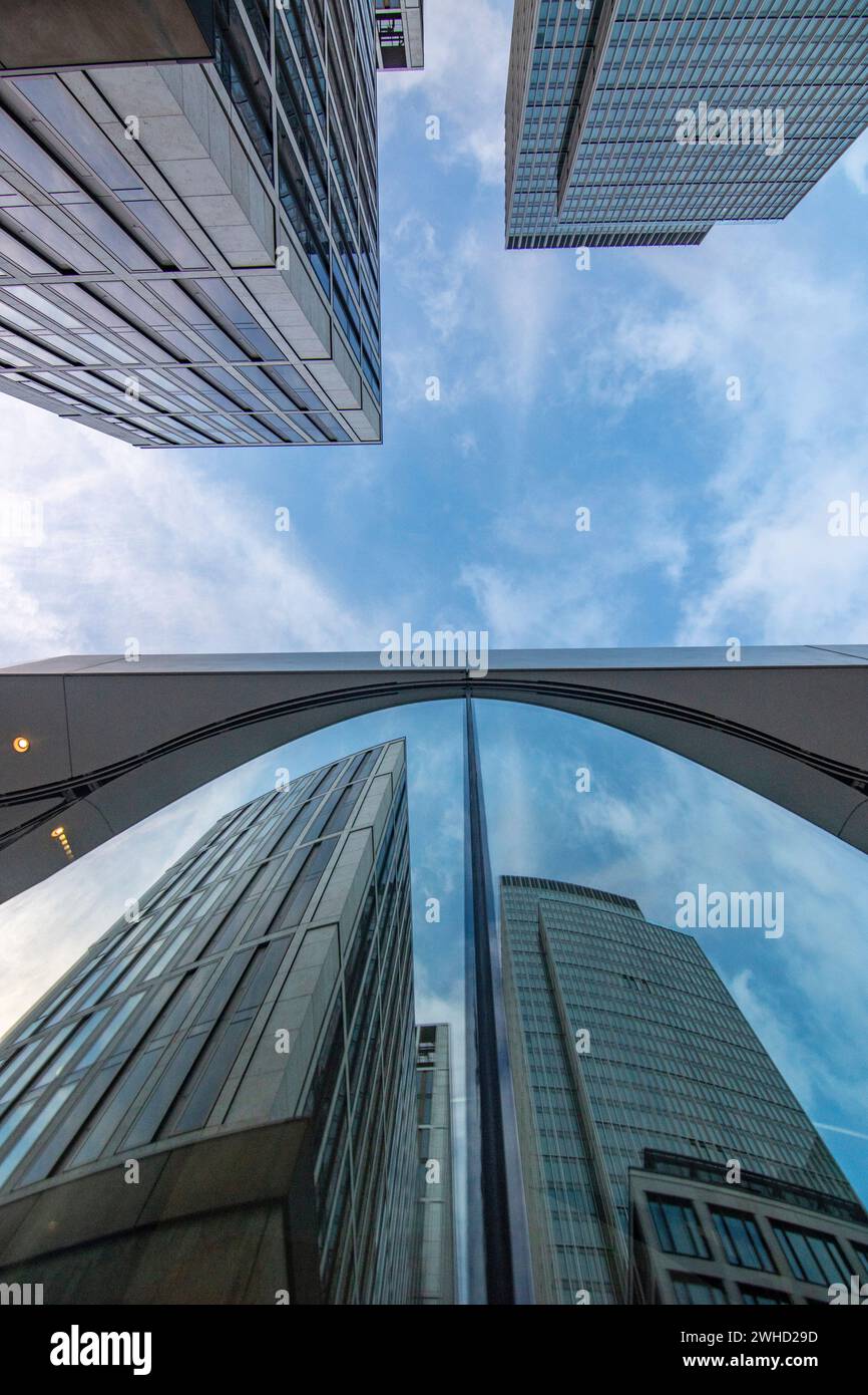 Stadtfoto, moderne Gebäude im Finanzzentrum. Wolkenkratzer und Straßenschluchten in einer Stadt. Das Stadtzentrum am Morgen in Frankfurt am Main Stockfoto