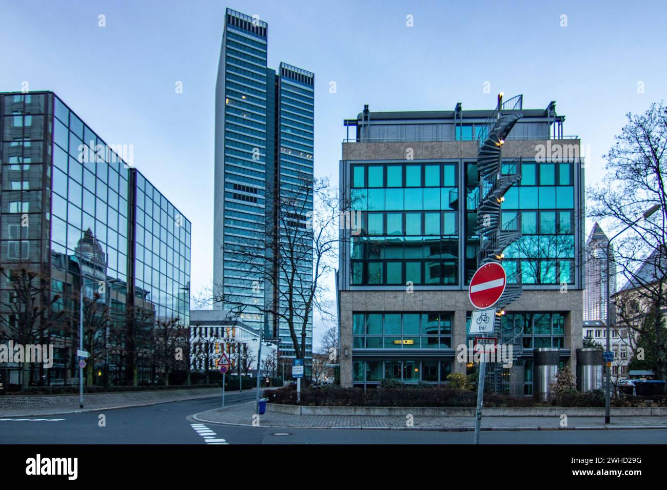 Stadtfoto, moderne Gebäude im Finanzzentrum. Wolkenkratzer und Straßenschluchten in einer Stadt. Das Stadtzentrum am Morgen in Frankfurt am Main Stockfoto