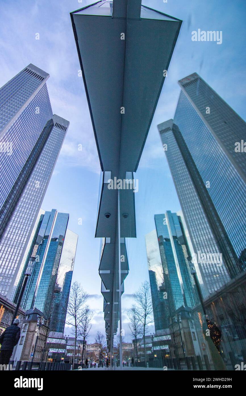 Stadtfoto, moderne Gebäude im Finanzzentrum. Wolkenkratzer und Straßenschluchten in einer Stadt. Das Stadtzentrum am Morgen in Frankfurt am Main Stockfoto