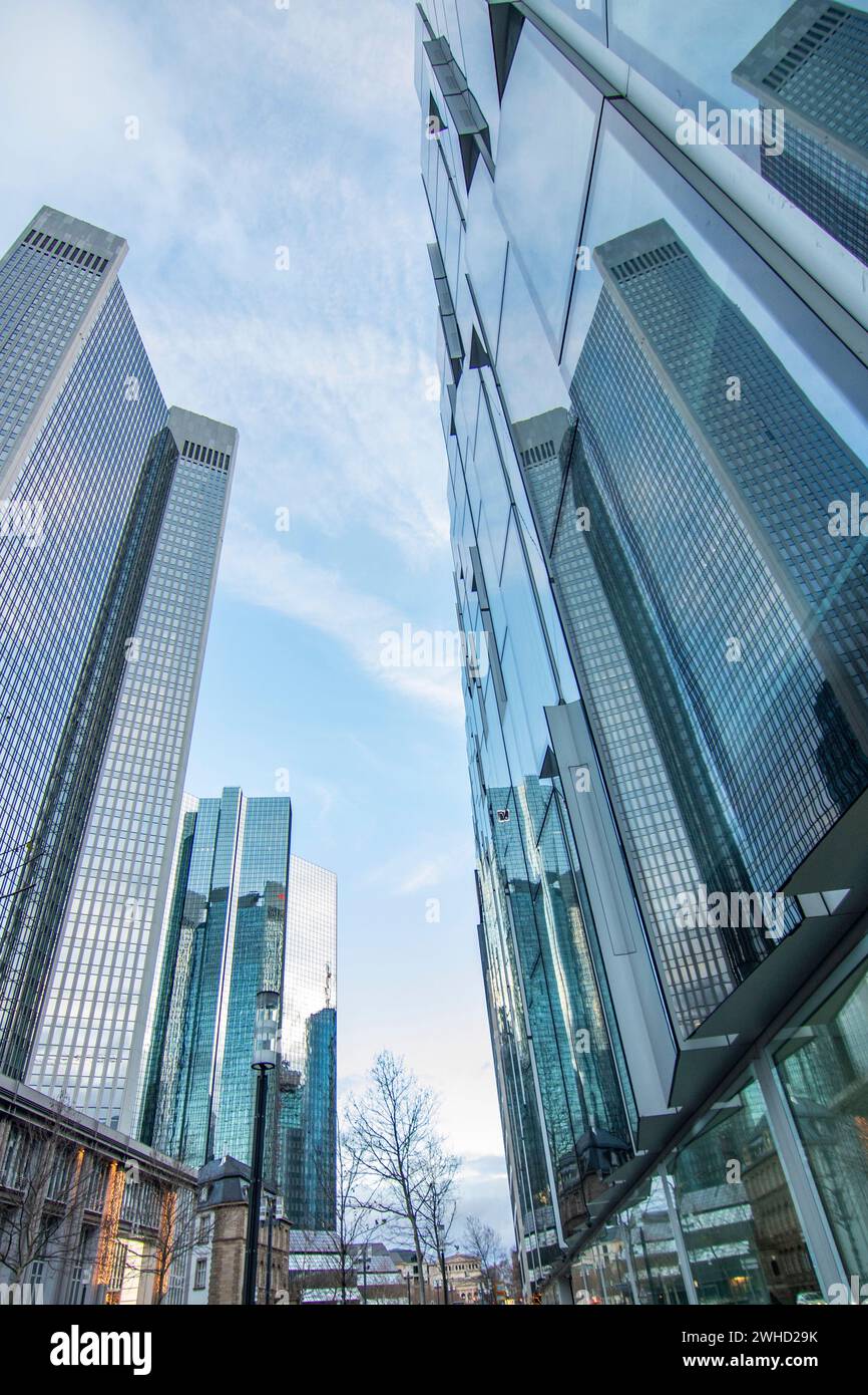 Stadtfoto, moderne Gebäude im Finanzzentrum. Wolkenkratzer und Straßenschluchten in einer Stadt. Das Stadtzentrum am Morgen in Frankfurt am Main Stockfoto