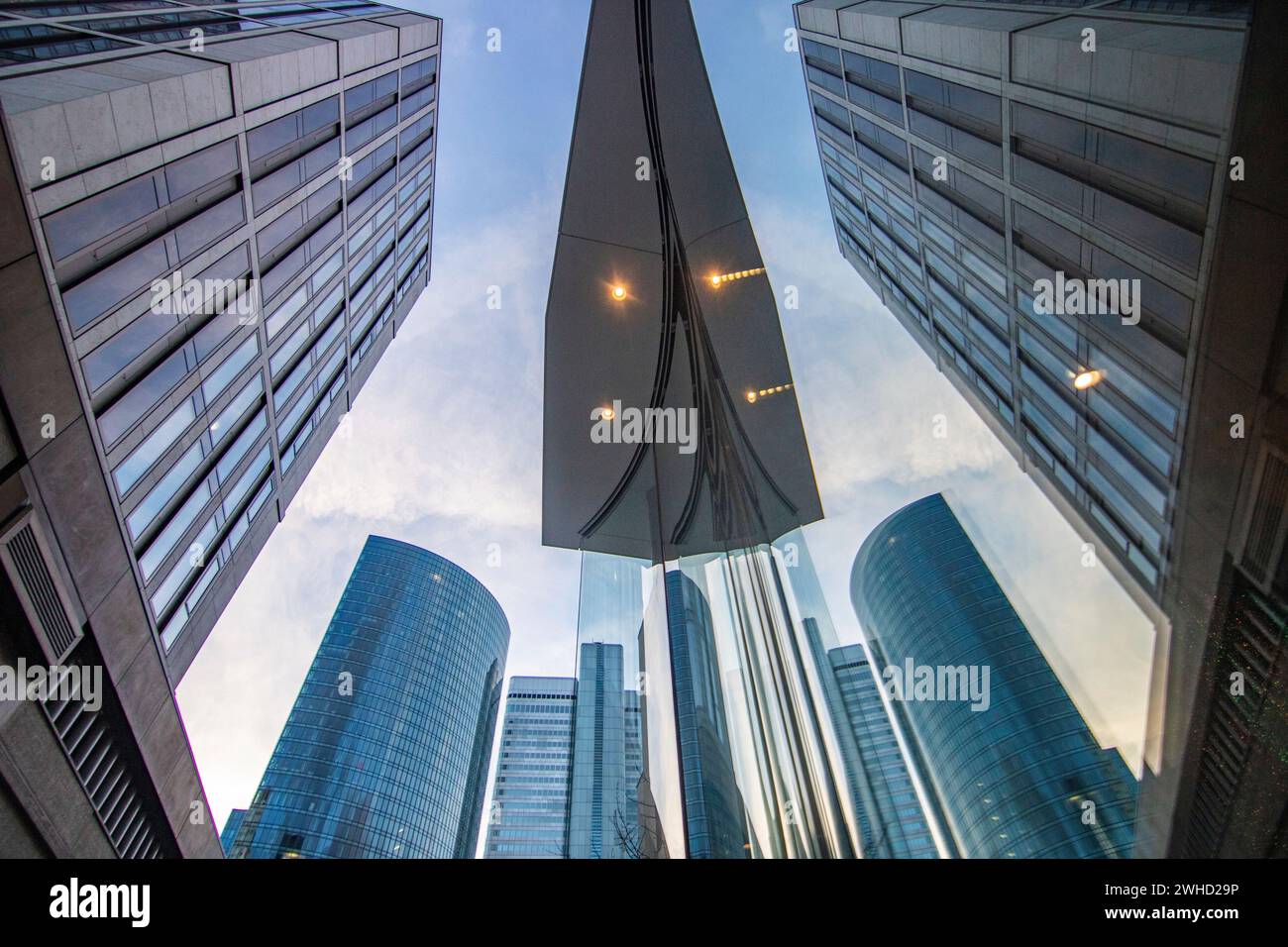 Stadtfoto, moderne Gebäude im Finanzzentrum. Wolkenkratzer und Straßenschluchten in einer Stadt. Das Stadtzentrum am Morgen in Frankfurt am Main Stockfoto