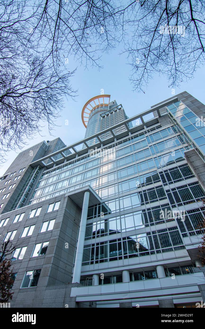 Stadtfoto, moderne Gebäude im Finanzzentrum. Wolkenkratzer und Straßenschluchten in einer Stadt. Das Stadtzentrum am Morgen in Frankfurt am Main Stockfoto