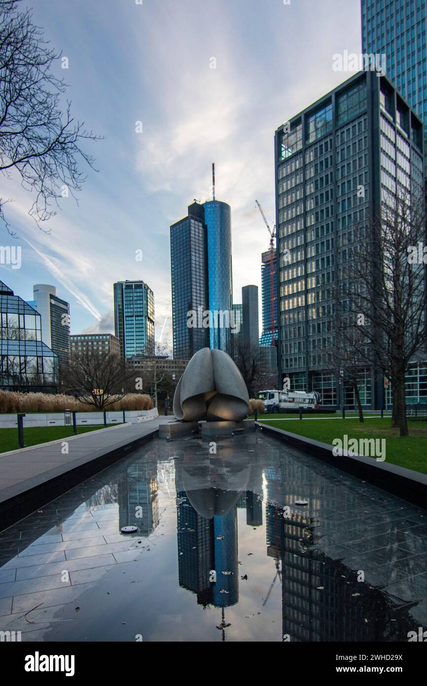 Stadtfoto, moderne Gebäude im Finanzzentrum. Wolkenkratzer und Straßenschluchten in einer Stadt. Das Stadtzentrum am Morgen in Frankfurt am Main Stockfoto