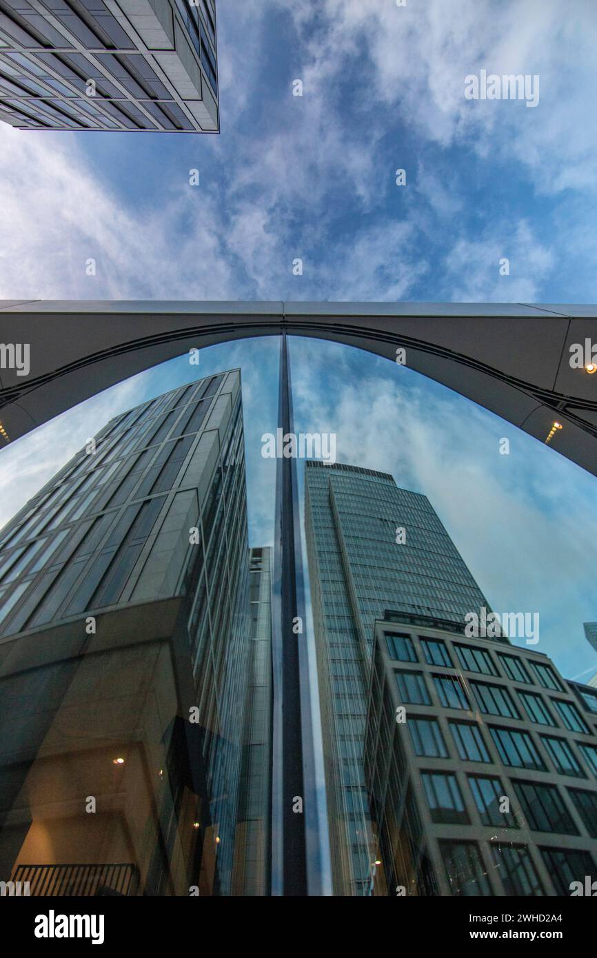 Stadtfoto, moderne Gebäude im Finanzzentrum. Wolkenkratzer und Straßenschluchten in einer Stadt. Das Stadtzentrum am Morgen in Frankfurt am Main Stockfoto