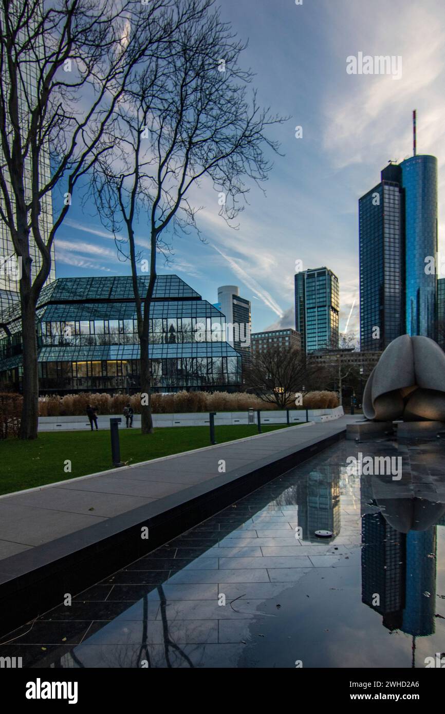Stadtfoto, moderne Gebäude im Finanzzentrum. Wolkenkratzer und Straßenschluchten in einer Stadt. Das Stadtzentrum am Morgen in Frankfurt am Main Stockfoto