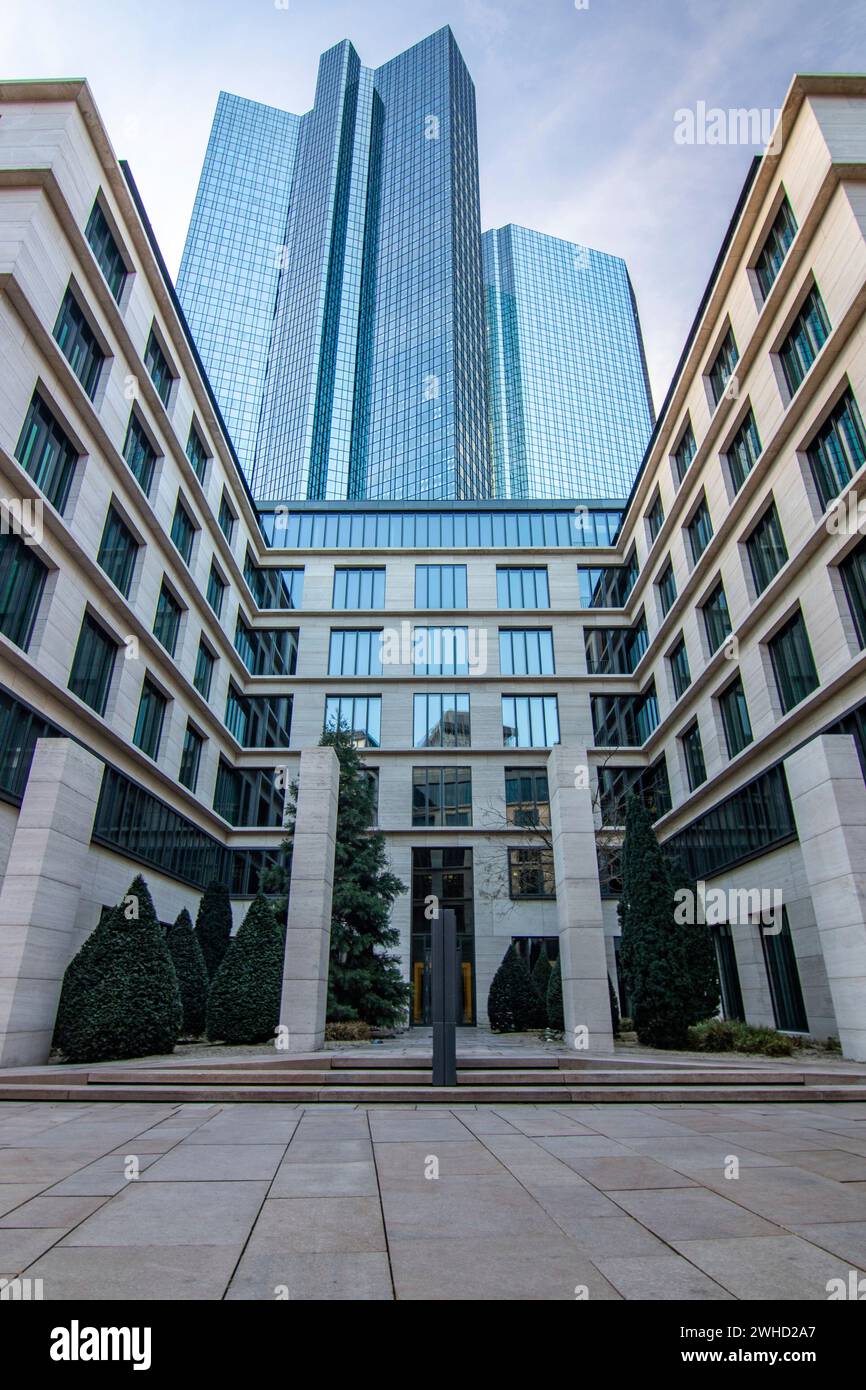 Stadtfoto, moderne Gebäude im Finanzzentrum. Wolkenkratzer und Straßenschluchten in einer Stadt. Das Stadtzentrum am Morgen in Frankfurt am Main Stockfoto