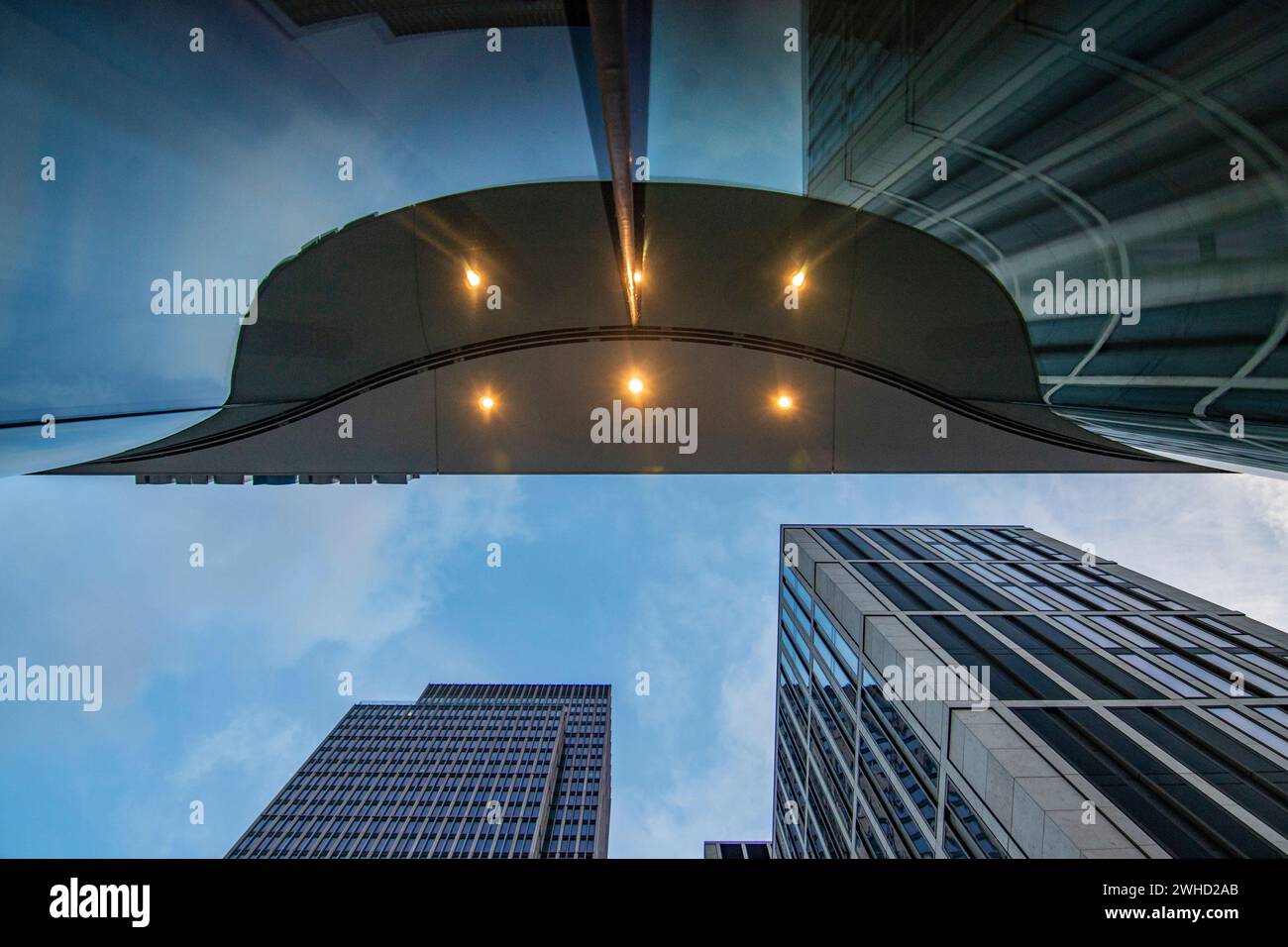 Stadtfoto, moderne Gebäude im Finanzzentrum. Wolkenkratzer und Straßenschluchten in einer Stadt. Das Stadtzentrum am Morgen in Frankfurt am Main Stockfoto