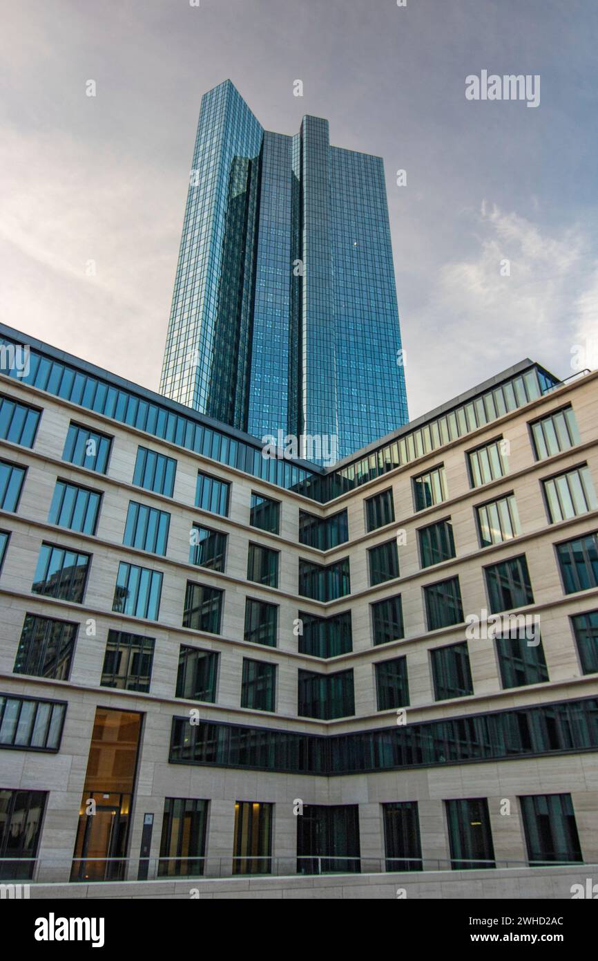 Stadtfoto, moderne Gebäude im Finanzzentrum. Wolkenkratzer und Straßenschluchten in einer Stadt. Das Stadtzentrum am Morgen in Frankfurt am Main Stockfoto