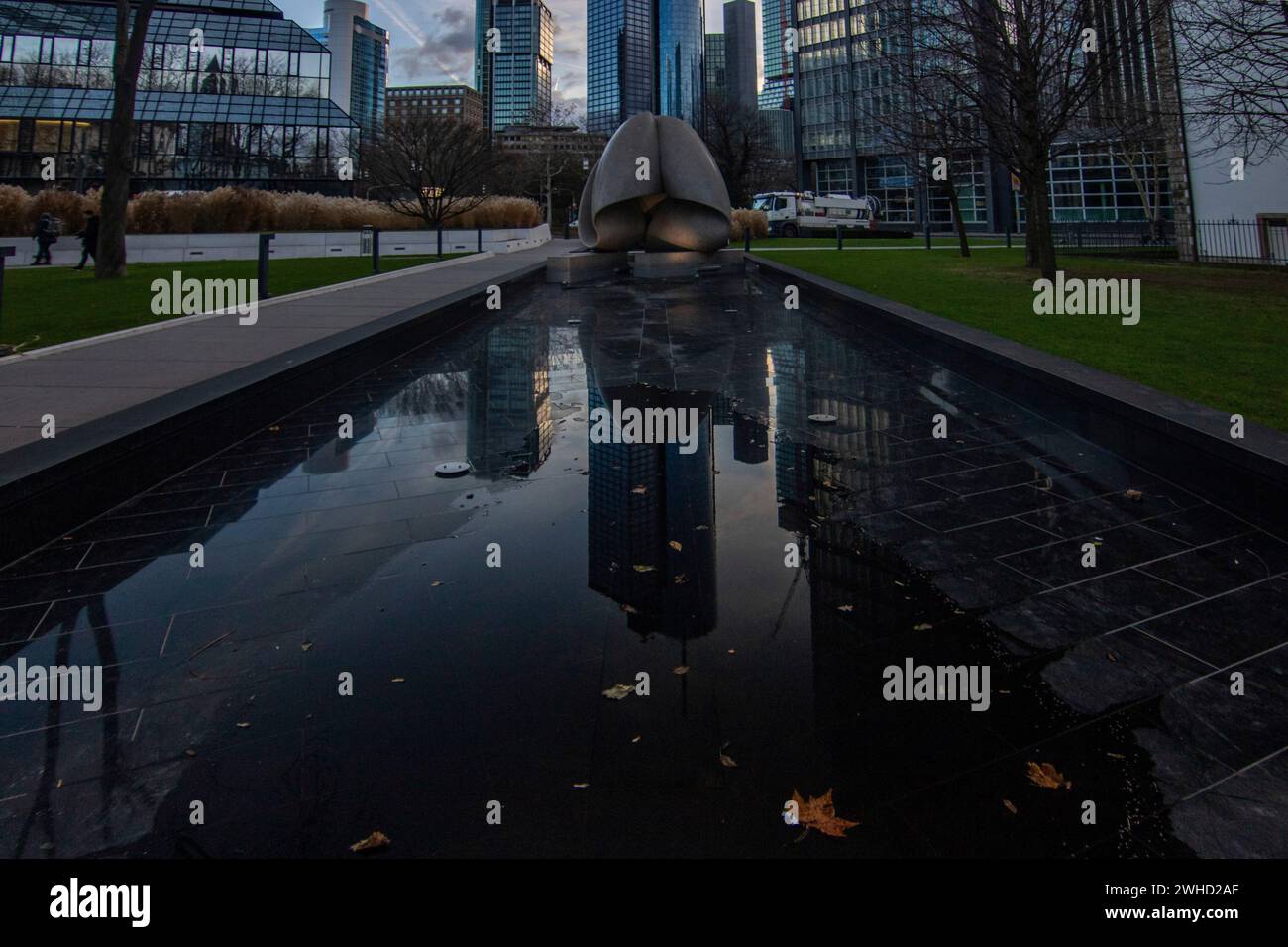 Stadtfoto, moderne Gebäude im Finanzzentrum. Wolkenkratzer und Straßenschluchten in einer Stadt. Das Stadtzentrum am Morgen in Frankfurt am Main Stockfoto