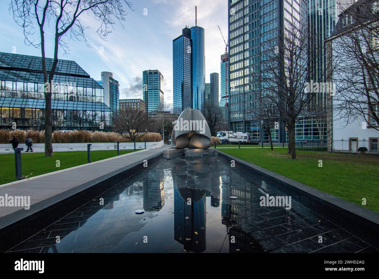 Stadtfoto, moderne Gebäude im Finanzzentrum. Wolkenkratzer und Straßenschluchten in einer Stadt. Das Stadtzentrum am Morgen in Frankfurt am Main Stockfoto