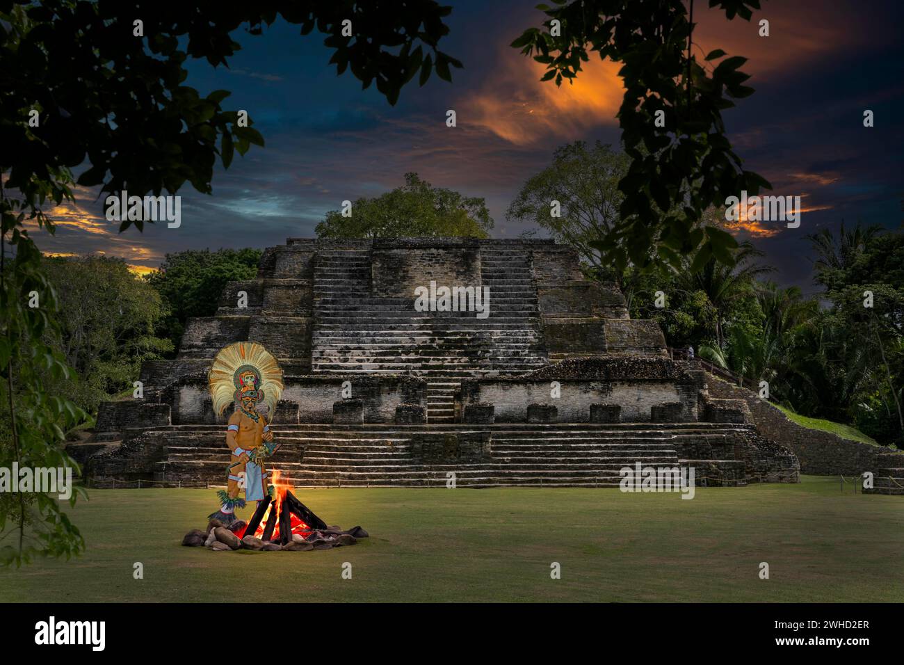 Maya am Lagerfeuer vor der Pyramide Altun Belize Zentralamerika Feuer über KI Maya eingebaut Stockfoto