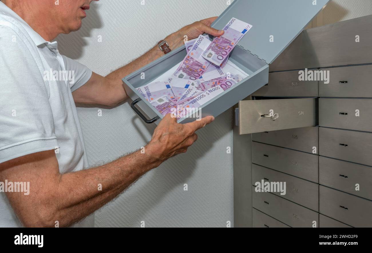 Geld in einem Banksafe Stockfoto