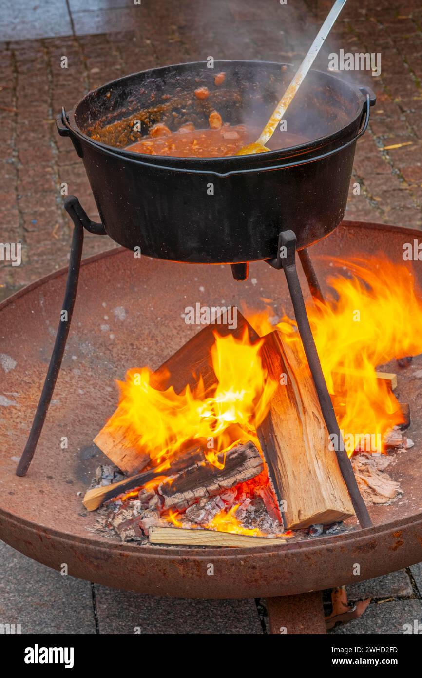 Wasserkocher Gulasch über offenem Feuer Stockfoto