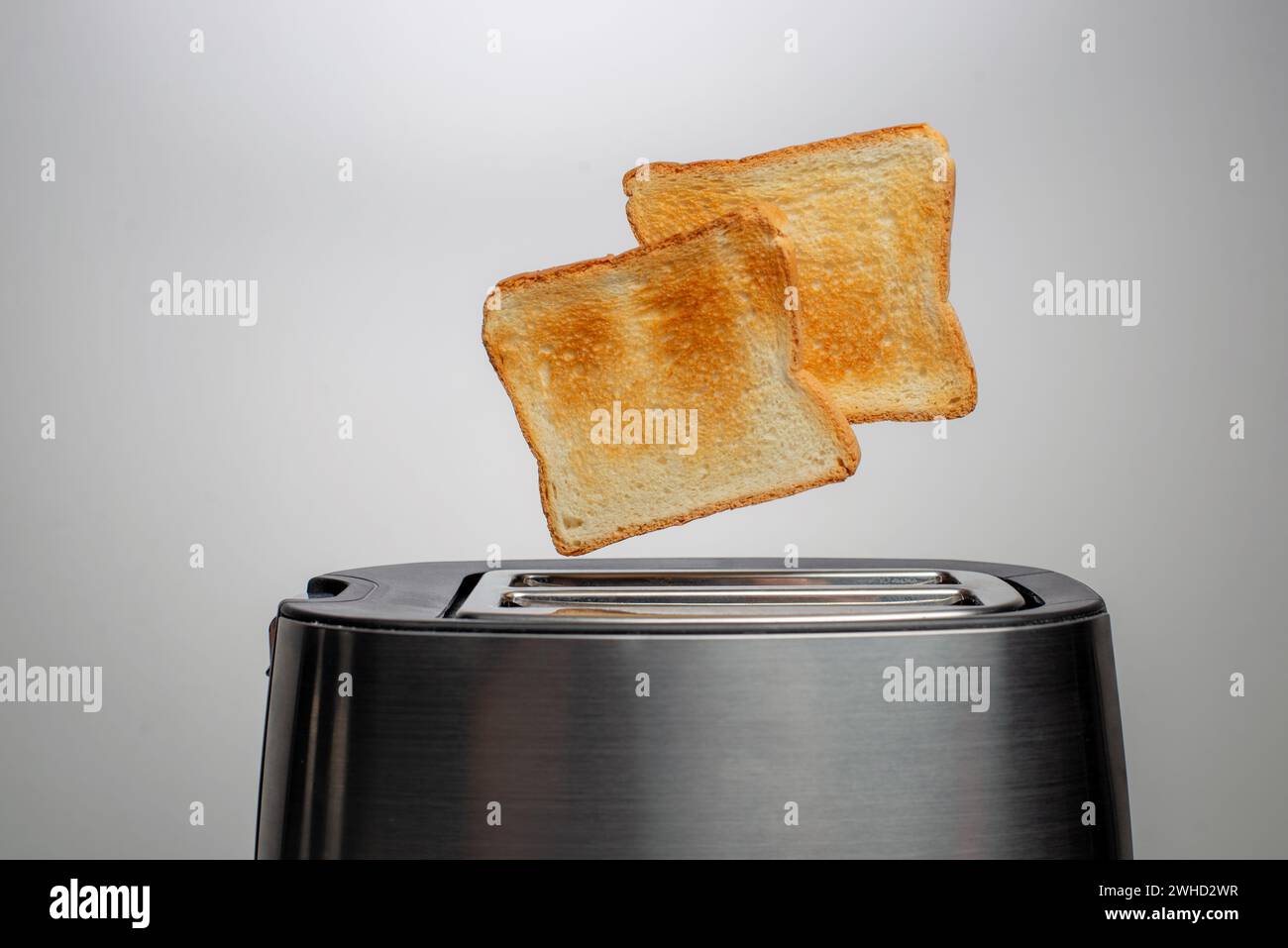 Moderner Toaster mit knusprigen Brotscheiben, Nahaufnahme Stockfoto
