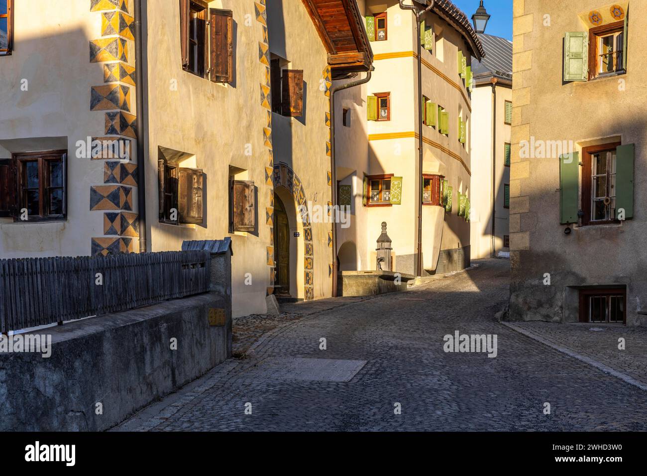 Historische Häuser, Sgraffito, Fassadendekorationen, historische Stadt, Guarda, Engadin, Graubünden, Schweiz Stockfoto