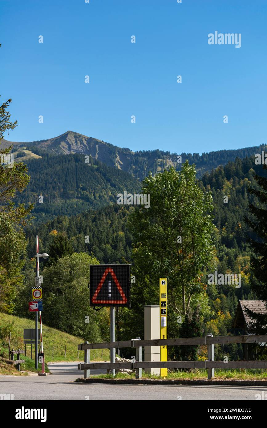 Bergdorf Ebnit, Gemeinde Dornbirn, Bregenzerwald, Alpenblick, Verkehrsschild, Achtung, Voralberg, Österreich Stockfoto