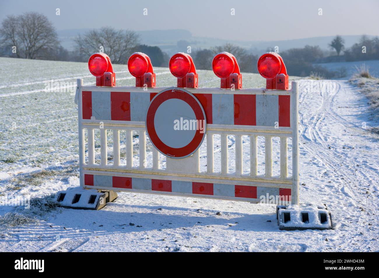 Baden-Württemberg, Kraichgau, schneebedeckter Weg mit Absperrung bei Weingarten (Baden), Baden-Württemberg, Deutschland Stockfoto