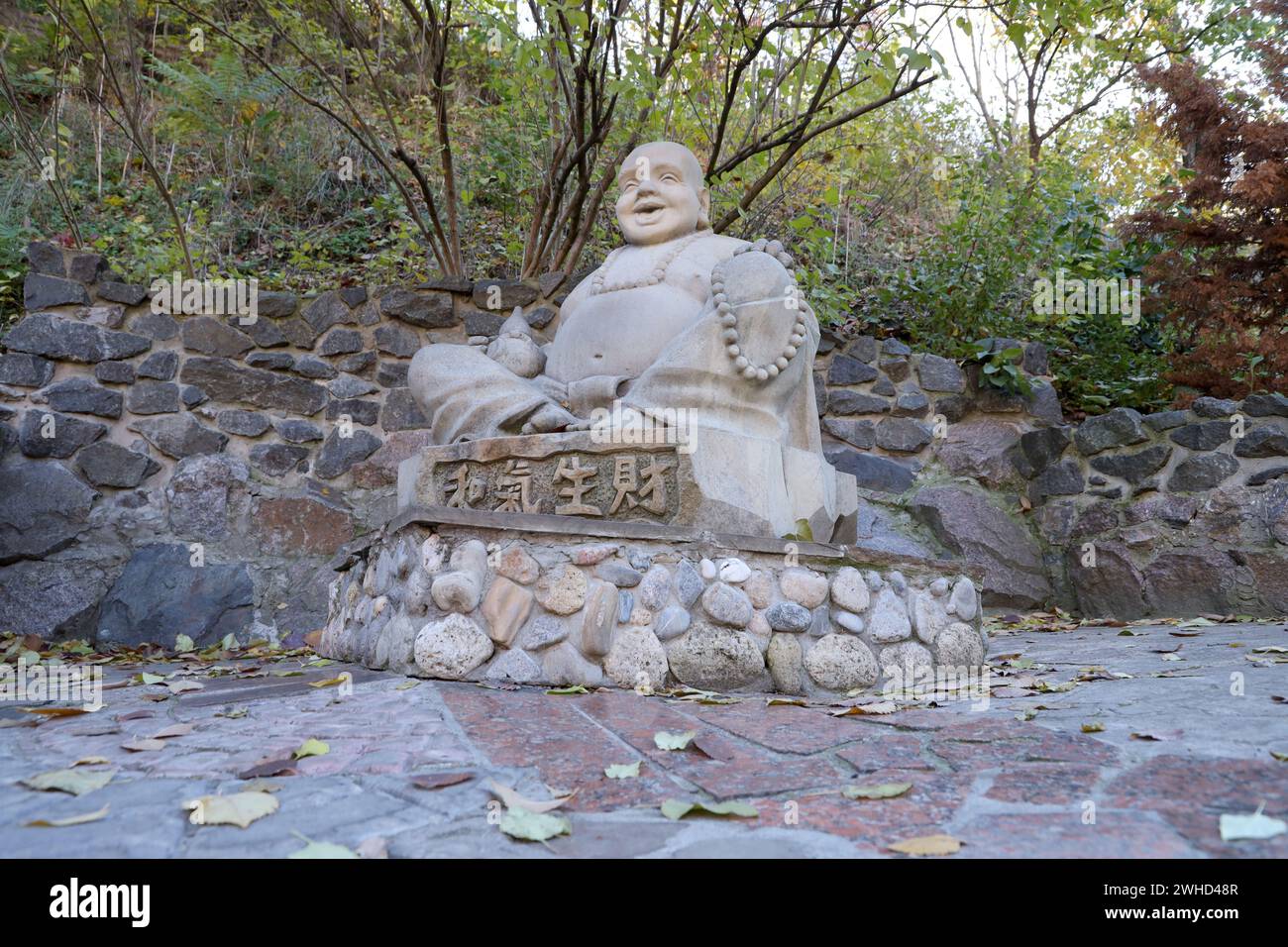 Cherkasy, UKRAINE - 20. OKTOBER 2021 Joyful Buddah Betonstatue in Grau nahe dem Weißen Lotus buddhistischen Tempel in Tscherkasy, Ukraine Stockfoto