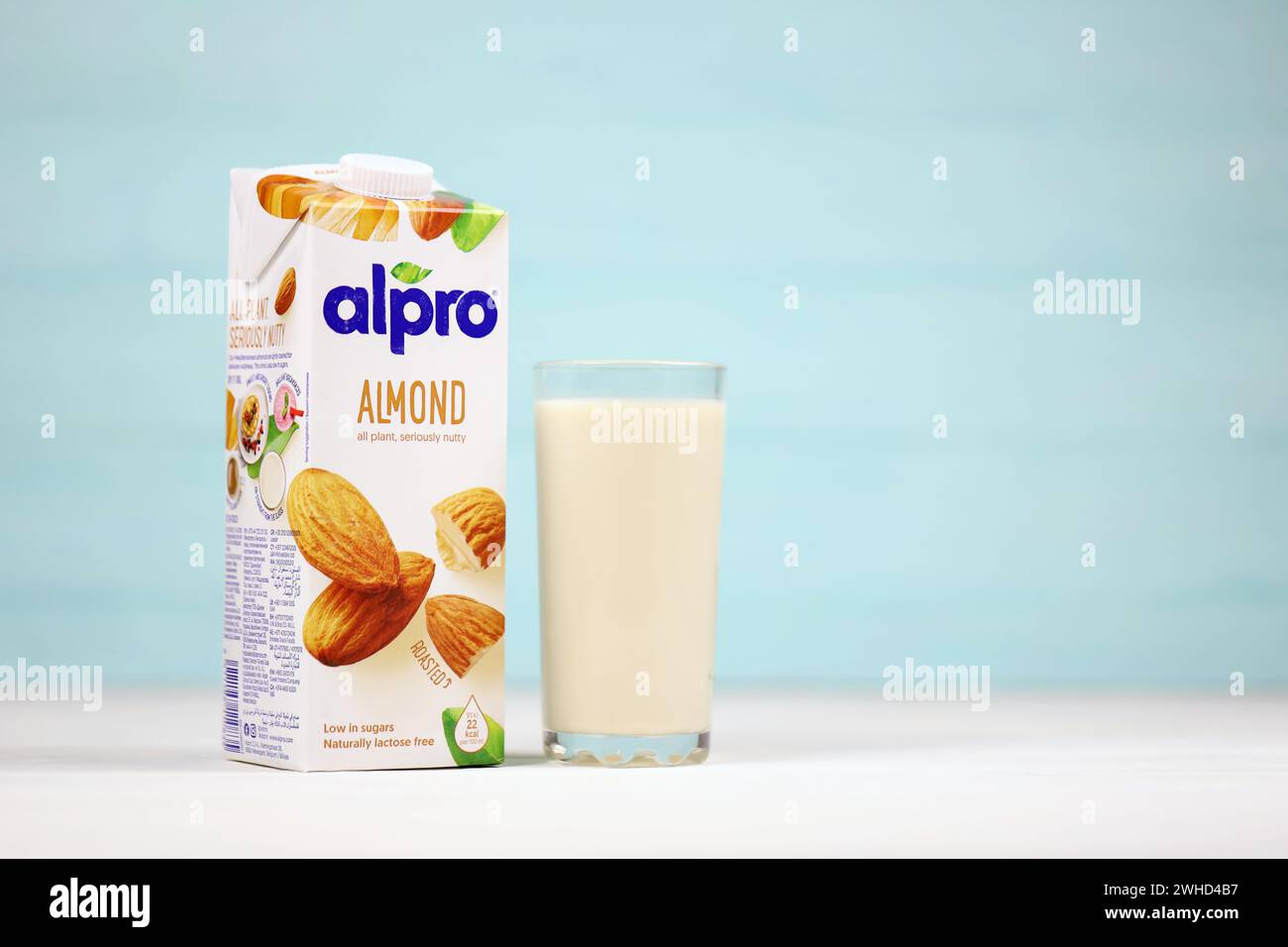 KHARKIV, UKRAINE - 2. JANUAR 2021 Alpro Mandel vegetarische Milchpackung, hergestellt von einem europäischen Unternehmen mit Sitz in Wevelgem, Belgien Stockfoto