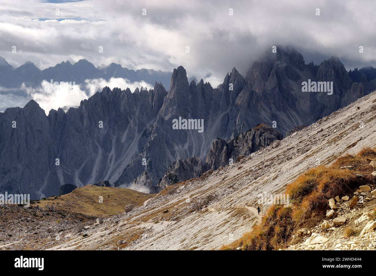 Blick vom drei Zinnen Rundwanderweg zu den Gipfeln der Cadini-Gruppe (2839 m) im Naturpark drei Zinnen im nebeligen Morgenlicht, Auronzo di Cadore, Provinz Belluno, Alpen, Dolomiten, Sextner Dolomiten, Veneto, Venetien, Italien, Italien Stockfoto