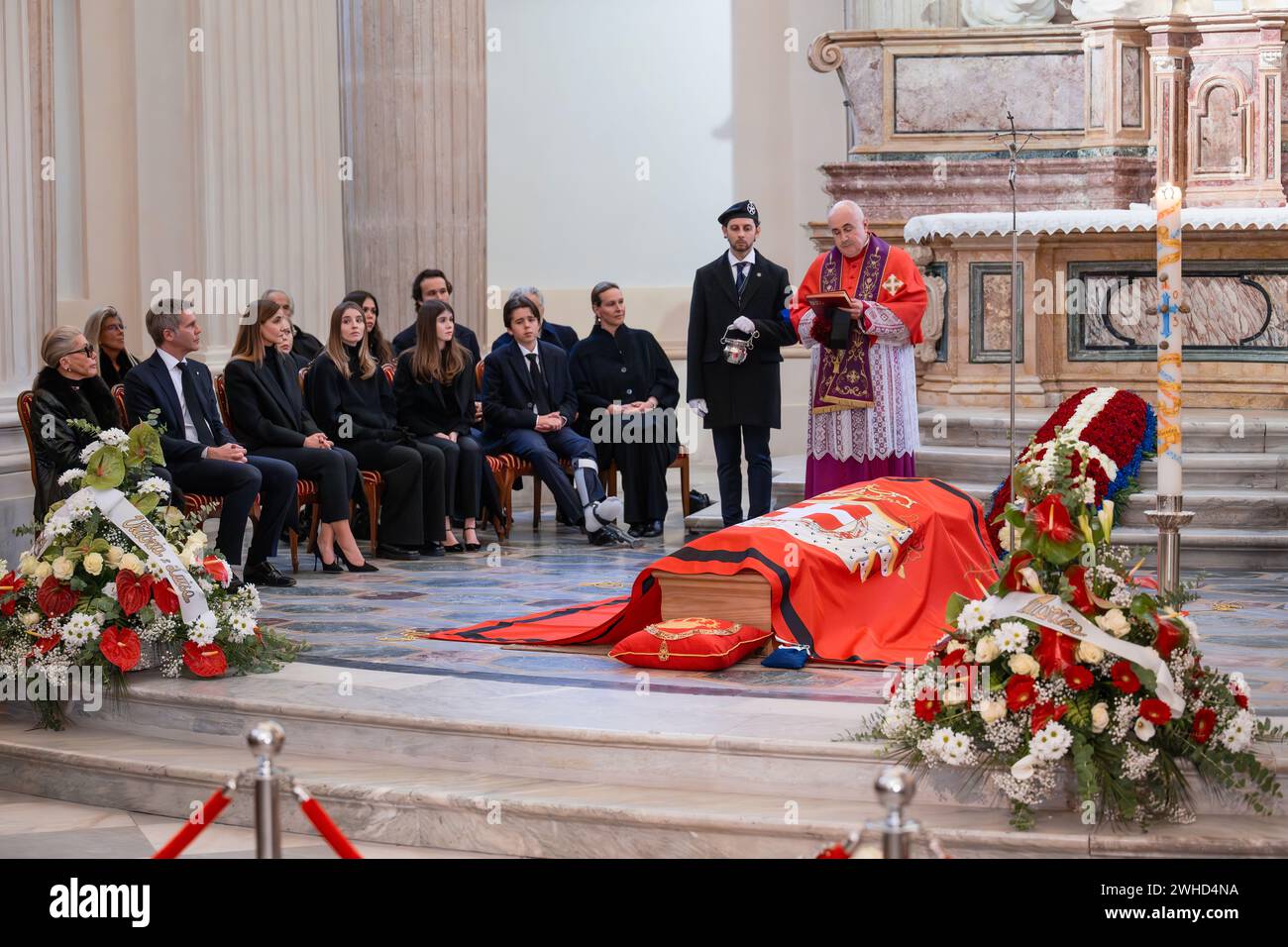 Venaria Reale, Italien. 9. Februar 2024. Ein Priester betet mit Marina Doria von Savoyen, Emanuele Filiberto von Savoyen, Clotilde von Savoyen (Clotilde Courau), Vittoria von Savoyen, Luisa von Savoyen und anderen Verwandten von Vittorio Emanuele von Savoyen in der Nähe des Sarges von Vittorio Emanuele von Savoyen, der am Vorabend seiner Beerdigung im Zustand liegt. Vittorio Emanuele von Savoyen war der Sohn von Umberto II. Von Savoyen, dem letzten König von Italien, und starb am 3. Februar 2024 in Genf. Quelle: Nicolò Campo/Alamy Live News Stockfoto