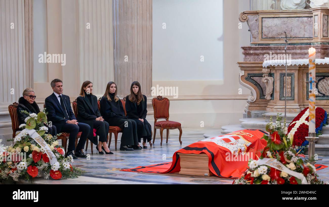 Venaria Reale, Italien. 9. Februar 2024. Marina Doria von Savoyen (L), Emanuele Filiberto von Savoyen (2. L), Clotilde von Savoyen (Clotilde Courau), Vittoria von Savoyen (2. Von R) und Luisa von Savoyen (R) sitzen neben dem Sarg von Vittorio Emanuele von Savoyen, der am Vorabend seiner Beerdigung im Zustand liegt. Vittorio Emanuele von Savoyen war der Sohn von Umberto II. Von Savoyen, dem letzten König von Italien, und starb am 3. Februar 2024 in Genf. Quelle: Nicolò Campo/Alamy Live News Stockfoto