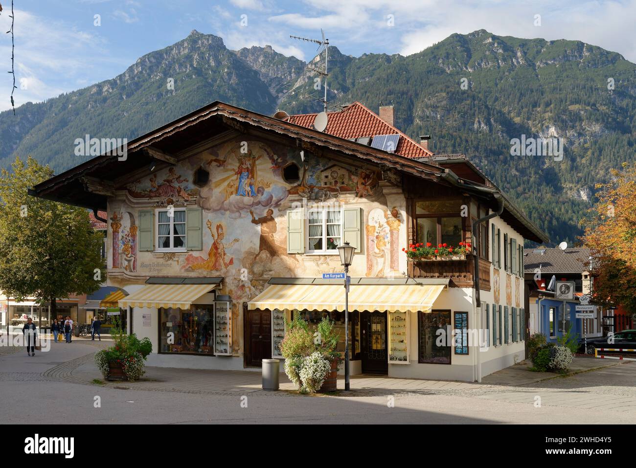 Sorge Haus mit Lüftungsmalerei in der Fußgängerzone im Stadtteil Garmisch, Garmisch-Partenkirchen, Oberbayern, Bayerischen Alpen, Werdenfelser Land, Bayern, Deutschland Stockfoto