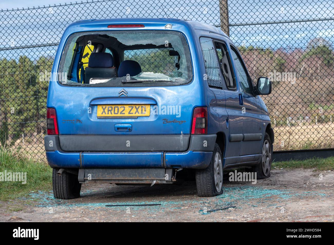 Car Crime Concept: Ein Auto mit einer zertrümmerten Heckscheibe Stockfoto