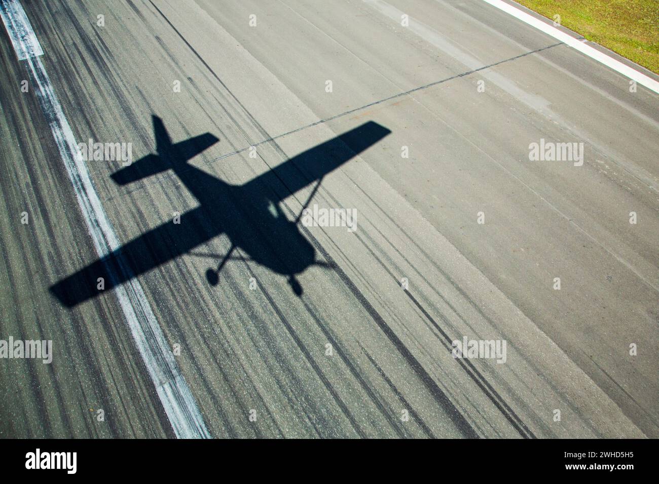 Luftaufnahme, Afrika, Garden Route, George, George Airport, Schatten, Südafrika, Westkap-Provinz, Kopierraum, keine Leute, Tourismus, Flugzeug, Flugzeug, Start, Schatten, Start- und Landebahn Stockfoto